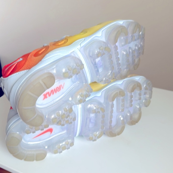 THE WOMEN'S AIR VAPORMAX PLUS SNEAKERS SIZE 11 - Picture 5 of 8